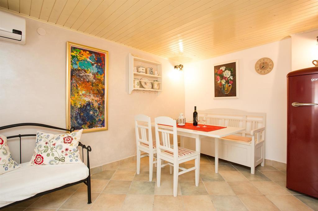 Holiday Home Smokovec Vrbnik Extérieur photo